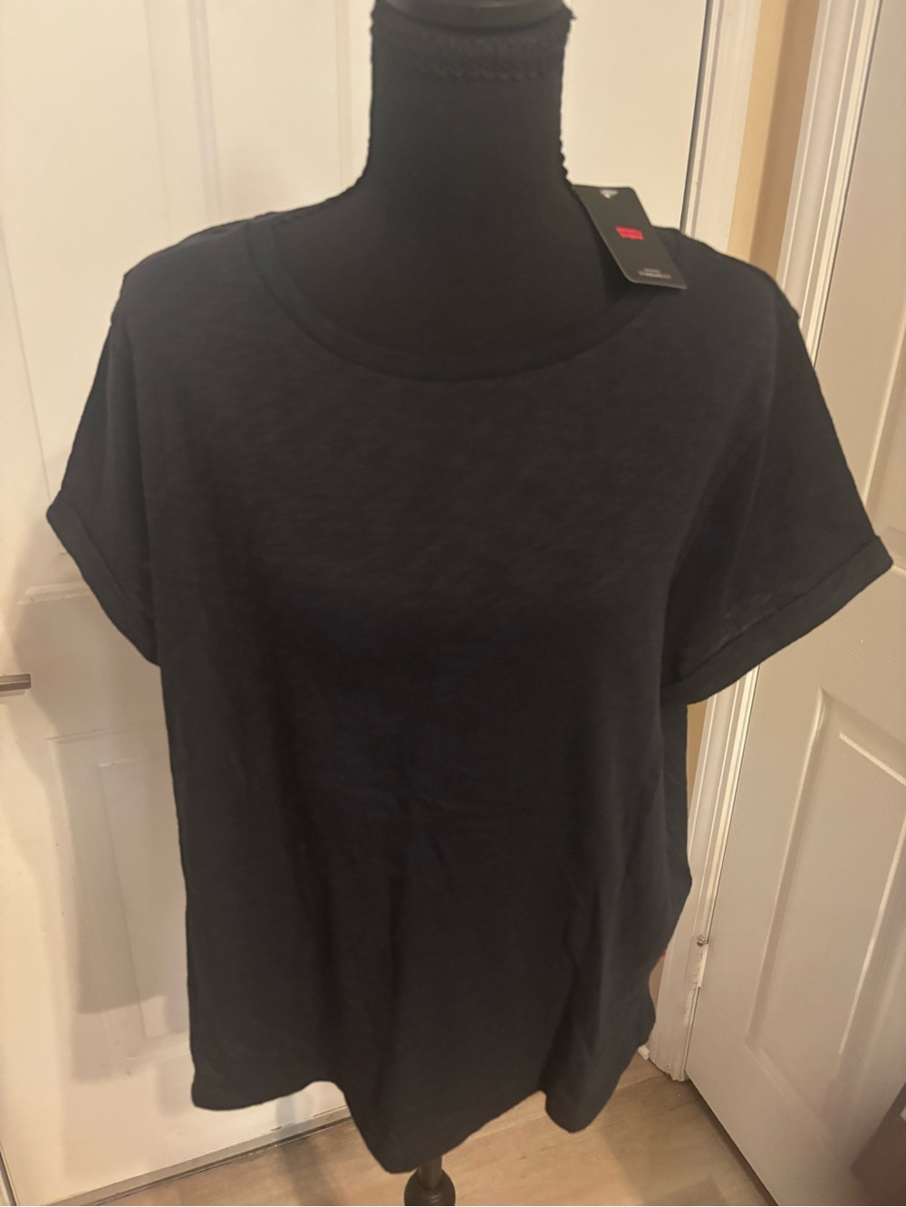 Women's Classic Short Sleeve Crewneck Tee - Black Levi brand.